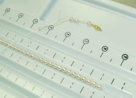 Nouer un nouveau collier de perles